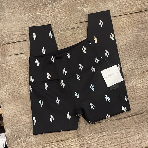 Beyond Yoga Cactus Leggings. - Picture 5 of 5